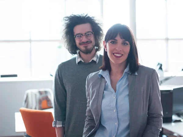 Startup casal de negócios em um escritório moderno — Fotografia de Stock