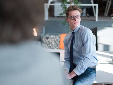 başlangıç ofiste genç işadamı