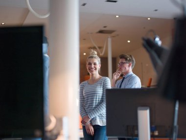 Modern bir ofiste yeni başlayan çift portresi.