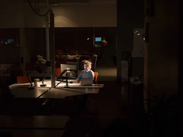 Hombre trabajando en la computadora en la oficina oscura — Foto de Stock