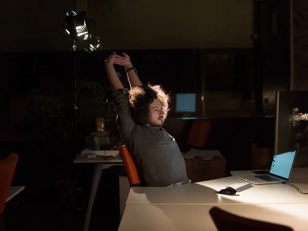 Hombre trabajando en la computadora en la oficina oscura — Foto de Stock