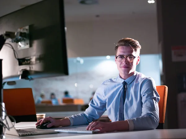 Man aan het werk op computer in donkere kantoor — Stockfoto