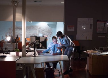 Gece ofisindeki genç tasarımcılar.