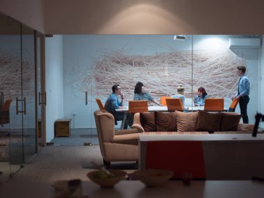 Modern ofis binasındaki bir toplantıda iş ekibi