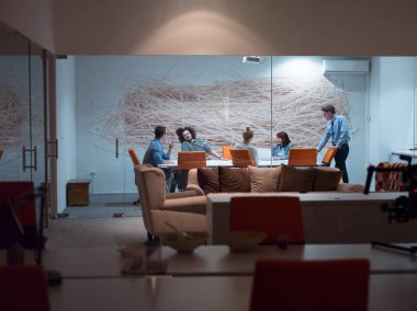 Modern ofis binasındaki bir toplantıda iş ekibi