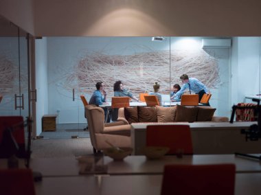 Modern ofis binasındaki bir toplantıda iş ekibi