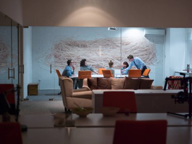 Modern ofis binasındaki bir toplantıda iş ekibi