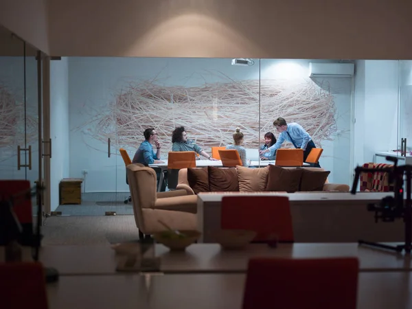 Geschäftsteam bei einem Meeting in einem modernen Bürogebäude — Stockfoto