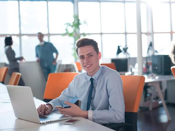 Uomo d'affari che lavora con un computer portatile in ufficio startup — Foto Stock