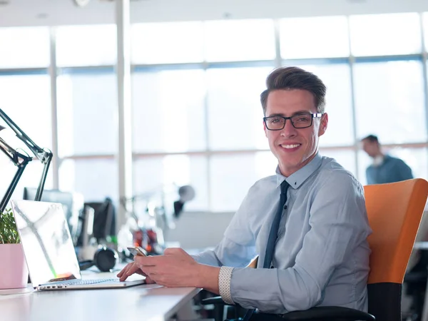 Uomo d'affari che lavora con un computer portatile in ufficio startup — Foto Stock