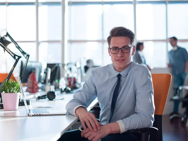 Hombre de negocios que trabaja con un ordenador portátil en la oficina de inicio — Foto de Stock