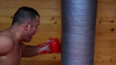 Profesyonel kickboksör antrenman ringinde