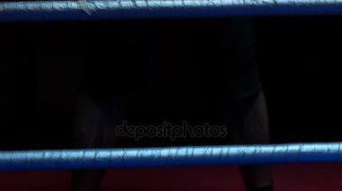 Profesyonel kickboksör antrenman ringinde