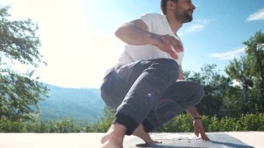 Villanın önünde egzersiz yapan adam. 