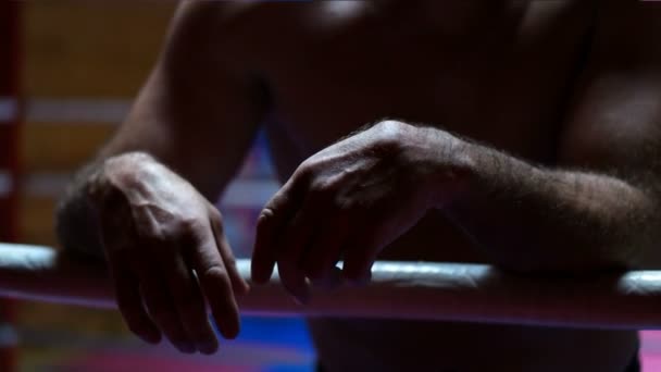 Kickboxer profesional en el ring de entrenamiento — Vídeos de Stock