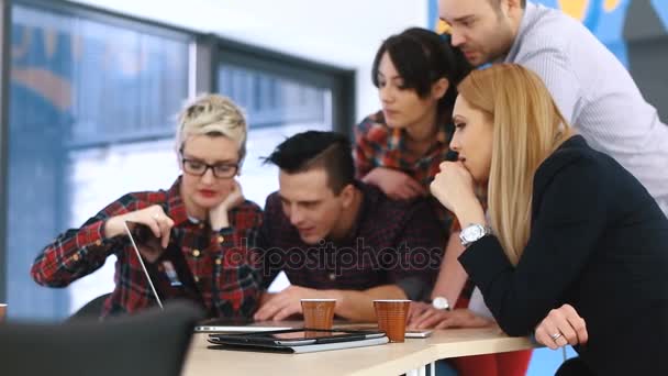 Kreatives Geschäftsteam trifft sich im Startup-Büro — Stockvideo