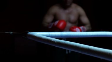 Profesyonel kickboksör antrenman ringinde