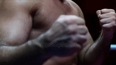 Profesyonel kickboksör antrenman ringinde