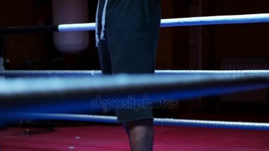 Profesyonel kickboksör antrenman ringinde