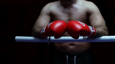 Profesyonel kickboksör antrenman ringinde