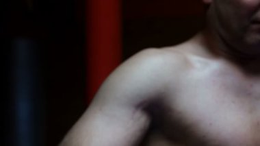 Profesyonel kickboksör antrenman ringinde