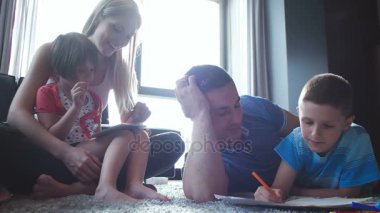 Aile evde eğleniyor. 