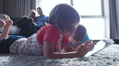 Aile evde eğleniyor. 