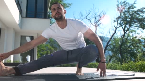 Hombre haciendo ejercicios de yoga por la mañana — Vídeo de stock