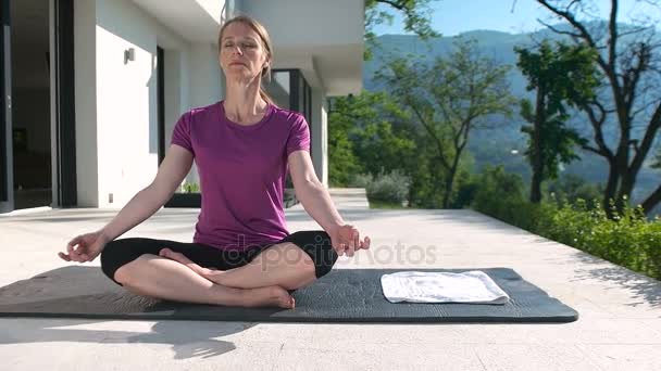 Femme faisant des exercices de yoga matin — Video