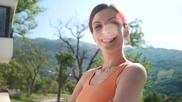 Donna che fa esercizi di yoga mattina — Video Stock