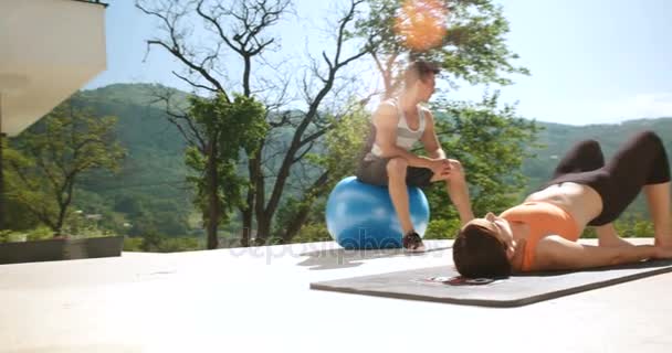 Paar doen Stretching oefeningen samen — Stockvideo