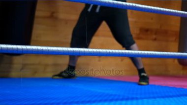 Profesyonel kickboksör antrenman ringinde