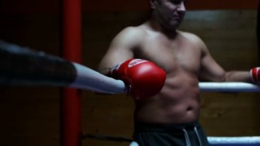 Profesyonel kickboksör antrenman ringinde