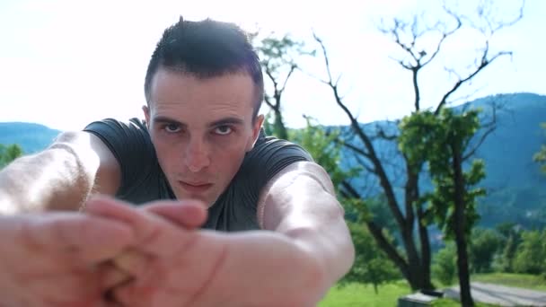 Homme faisant des exercices de yoga matin — Video