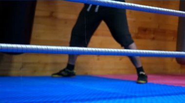 Profesyonel kickboksör antrenman ringinde