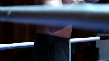 Profesyonel kickboksör antrenman ringinde