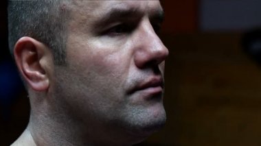 Profesyonel kickboksör antrenman ringinde