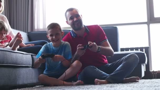 Familie hat Spaß zu Hause — Stockvideo