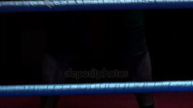 Profesyonel kickboksör antrenman ringinde