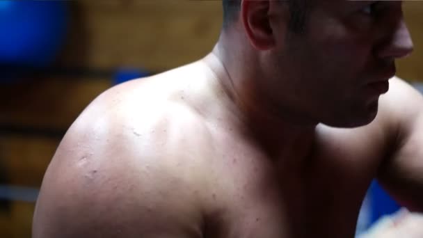 Kickboxer profesional en el ring de entrenamiento — Vídeo de stock