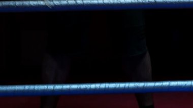 Profesyonel kickboksör antrenman ringinde