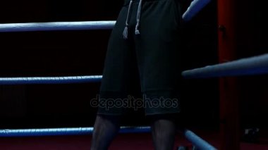 Profesyonel kickboksör antrenman ringinde