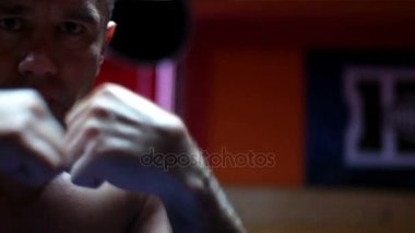 Profesyonel kickboksör antrenman ringinde