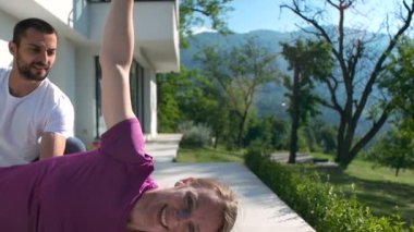 Çift germe ve evde egzersiz yapıyor  