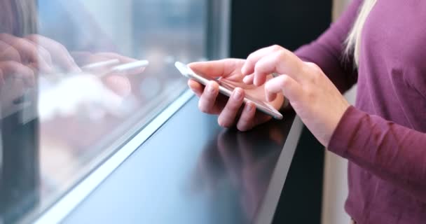 Mulher elegante usando telefone móvel — Vídeo de Stock