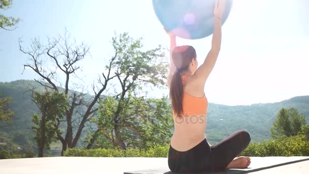 Kadın Yoga villa önünde yapıyor — Stok video