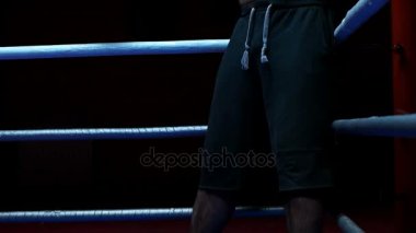 Profesyonel kickboksör antrenman ringinde