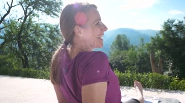 Kadın Yoga villa önünde yapıyor