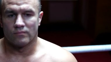 Profesyonel kickboksör antrenman ringinde