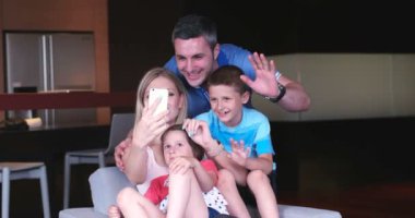 Aile evde eğleniyor. 